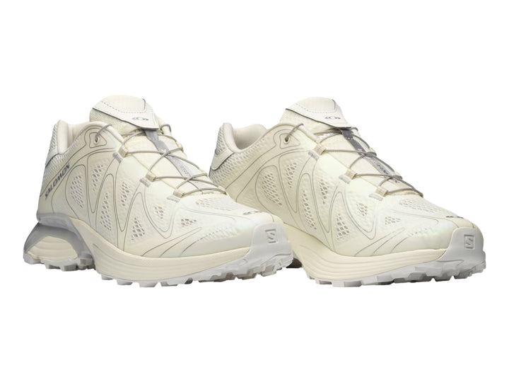 Tenis deportivos Salomon XT-Whisper color beige para mujer con tejido de malla y suela blanca.