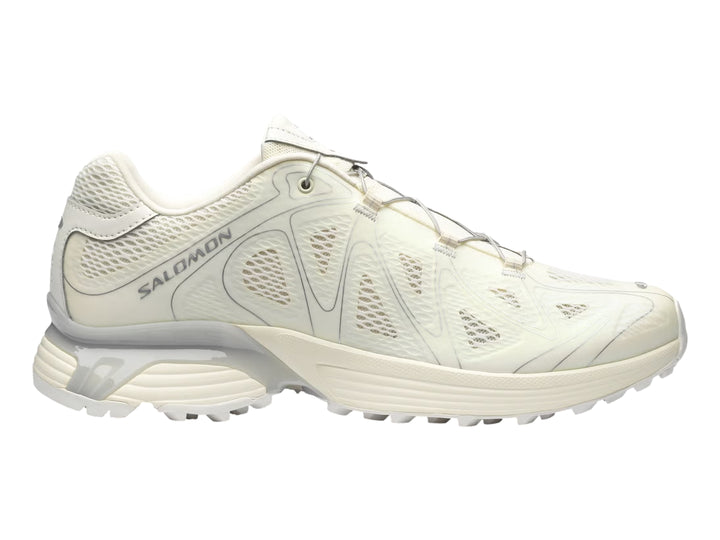Tenis deportivos Salomon XT-Whisper color beige para hombre, vista lateral sobre fondo blanco.