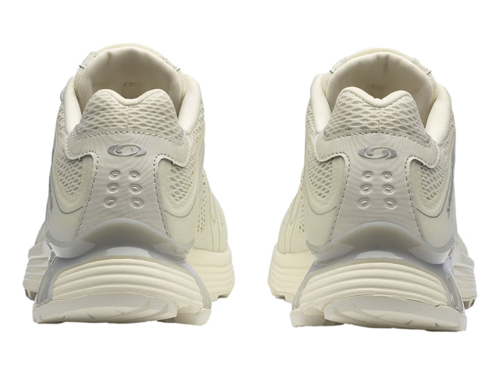 Tenis deportivos Salomon XT-Whisper color beige para hombre, vista lateral sobre fondo blanco.