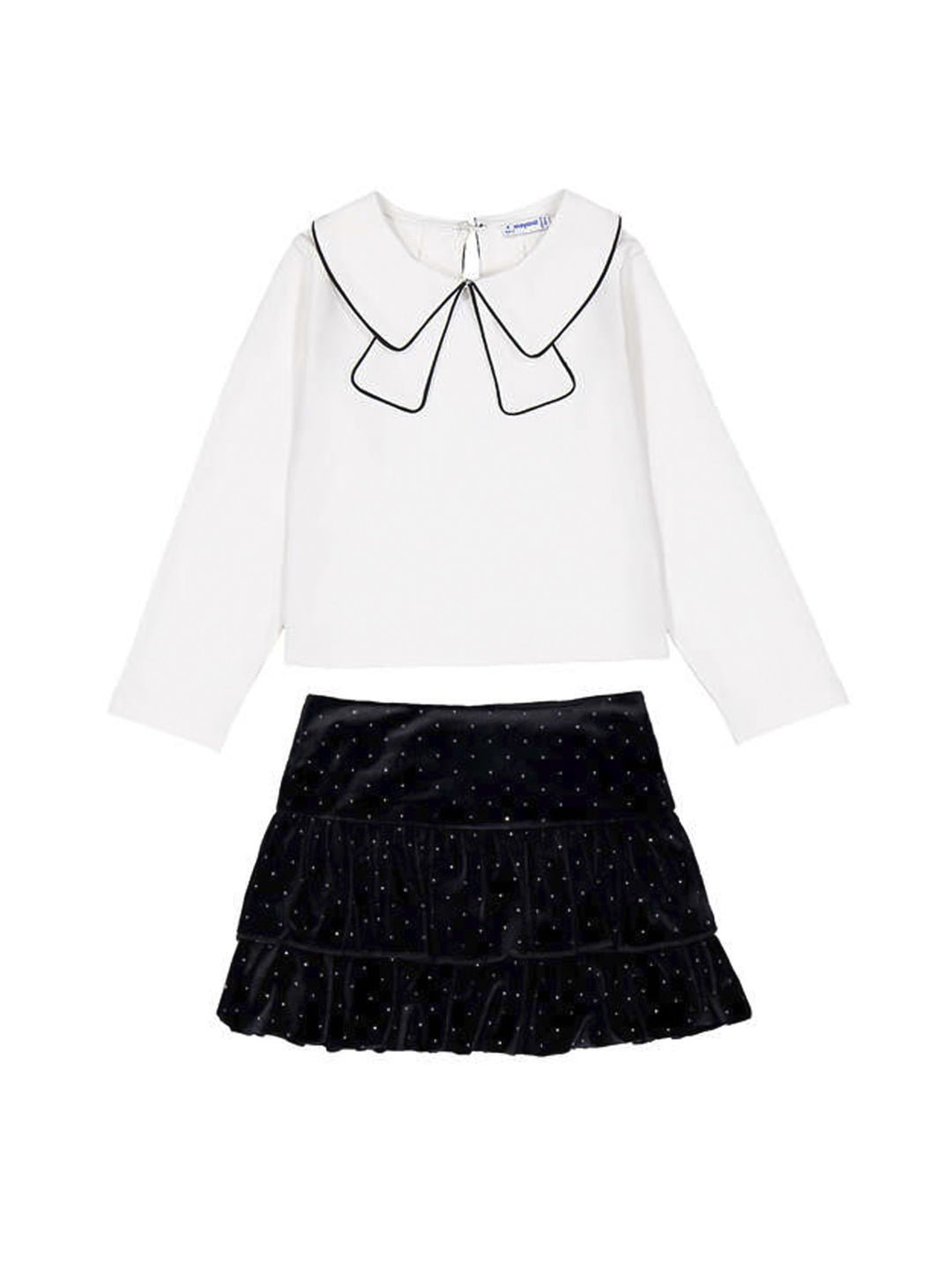Conjunto de ropa para Niña Mayoral compuesto por blusa blanca con cuello contrastado y falda negra brillante con volantes.