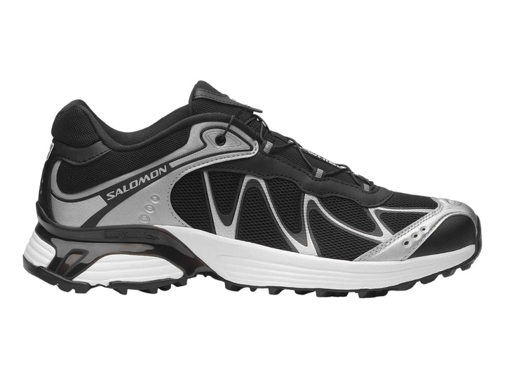 Tenis deportivos Salomon XT-Whisper color negro con detalles plateados y suela blanca para hombre.