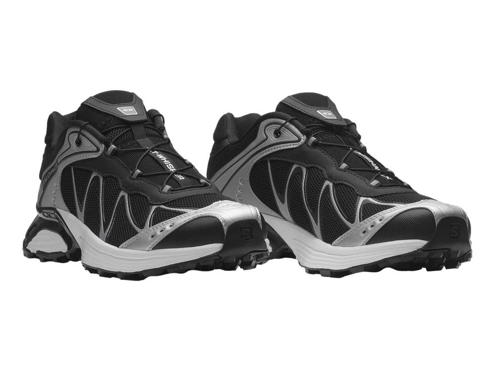 Tenis deportivos Salomon XT-Whisper color negro con detalles plateados y suela blanca para hombre.
