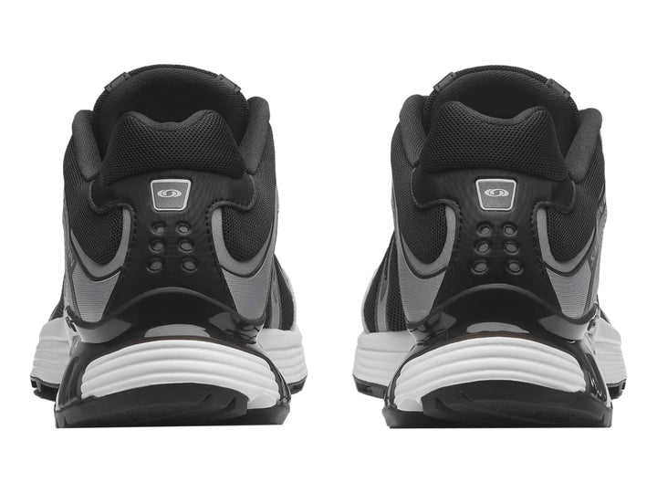 Tenis deportivos Salomon XT-Whisper color negro con detalles plateados y suela blanca para hombre.