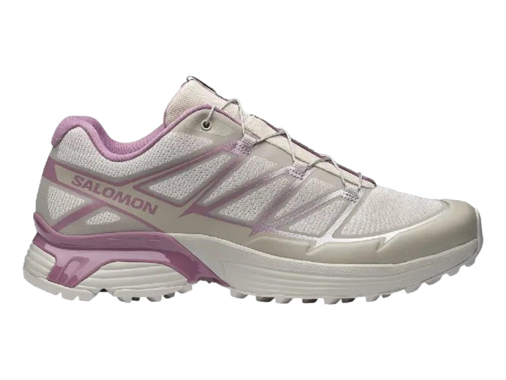 Tenis Salomon XT-Pathway 2 color beige con detalles en lila para mujer.