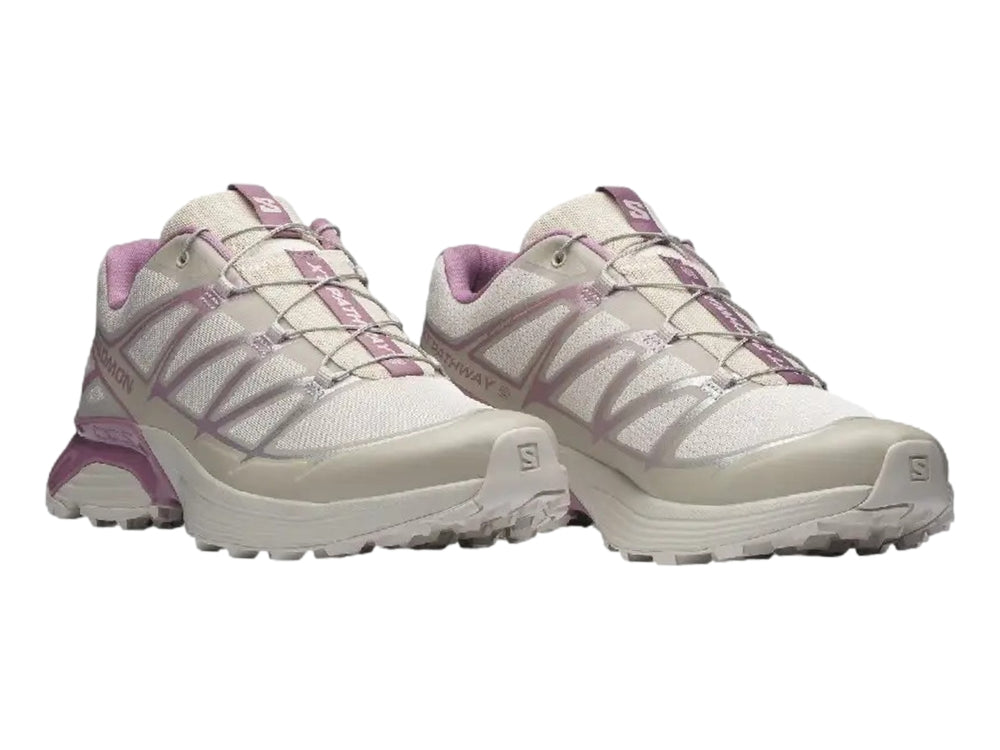 Tenis Salomon XT-Pathway 2 color beige con detalles en lila para mujer.