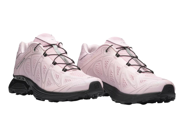 Tenis deportivos Salomon XT-Pathway 2 color rosa con suela negra para mujer.