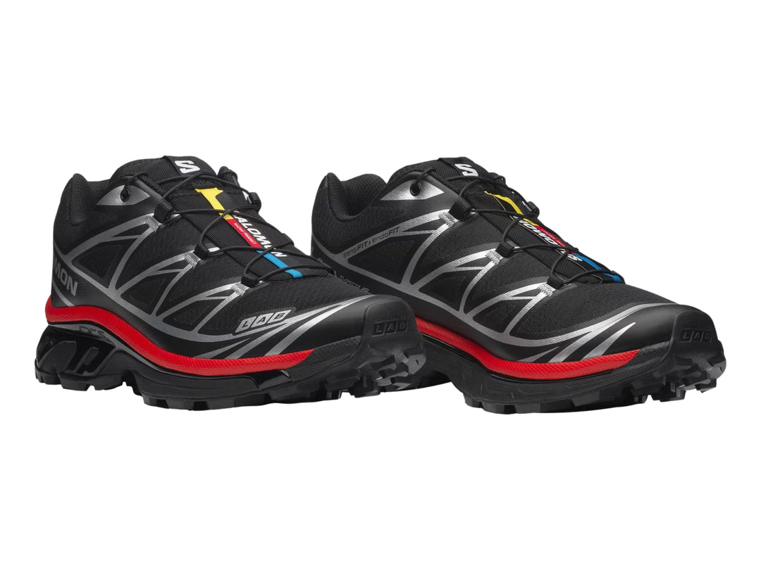 Tenis Salomon XT-6 GTX color negro con detalles en rojo y blanco para hombre.