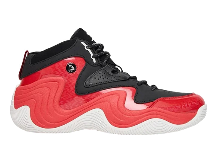 Tenis de baloncesto SHAQ color rojo y negro con suela blanca y diseño ondulado.