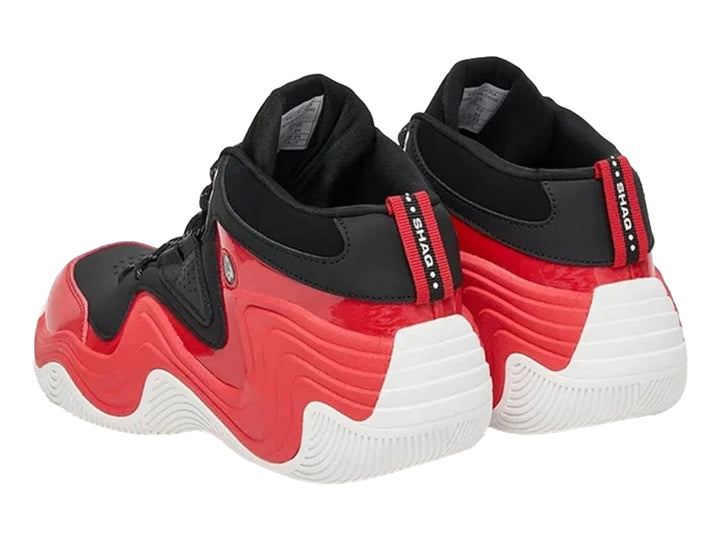 Tenis de baloncesto SHAQ color rojo y negro con suela blanca y diseño ondulado.