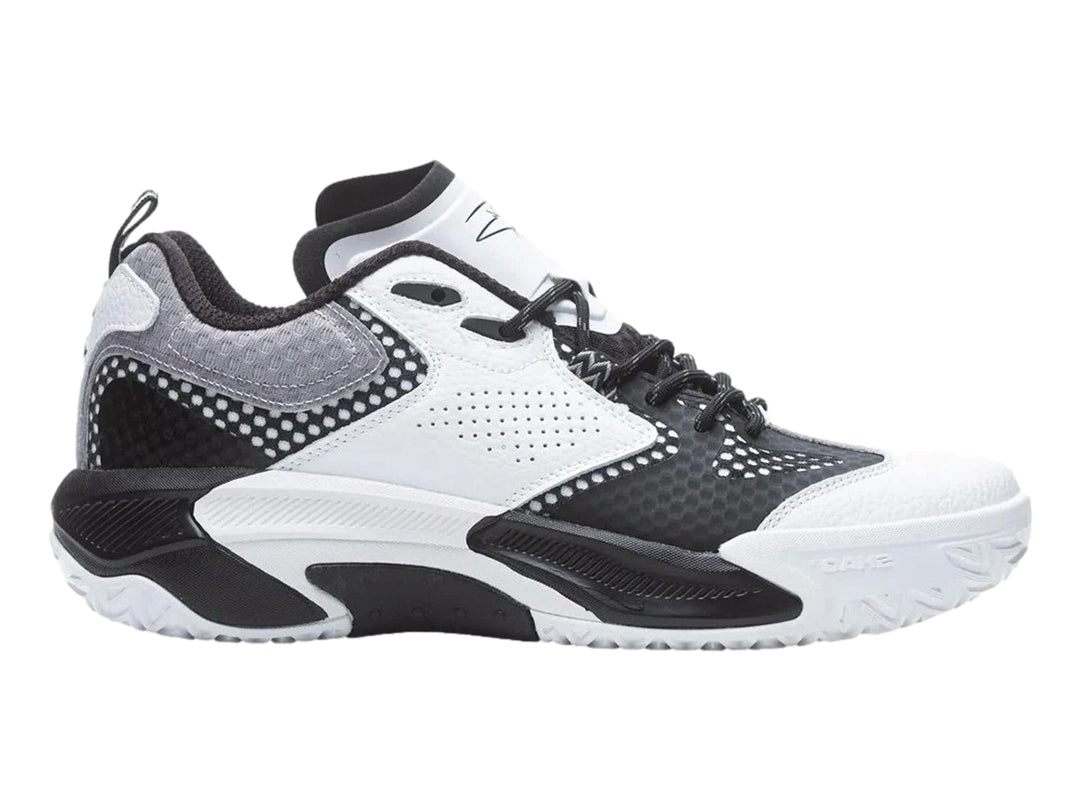 Tenis de baloncesto Shaq color blanco y negro con detalles en gris y suela blanca.