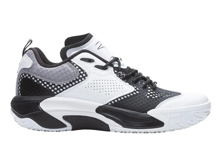 Tenis de baloncesto Shaq color blanco y negro con detalles en gris y suela blanca.