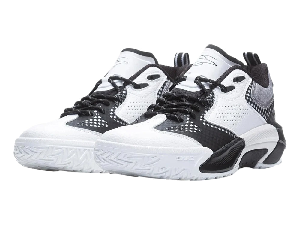 Tenis de baloncesto Shaq color blanco y negro con detalles en gris y suela blanca.