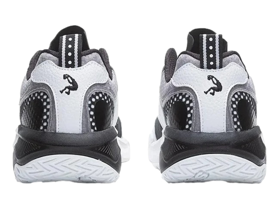 Tenis de baloncesto Shaq color blanco y negro con detalles en gris y suela blanca.