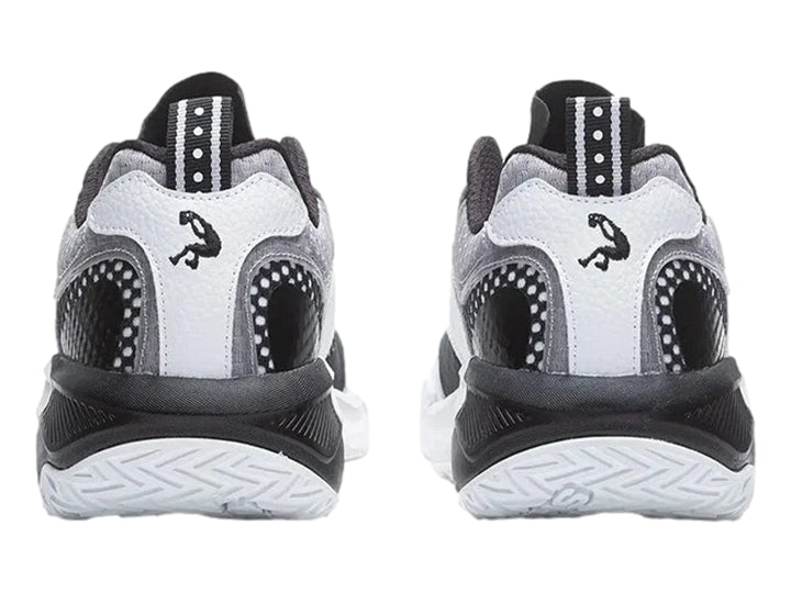 Tenis de baloncesto Shaq color blanco y negro con detalles en gris y suela blanca.