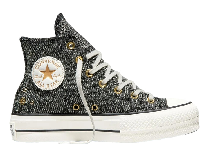 Tenis Converse de bota color negro texturizado con suela de plataforma blanca y agujetas blancas.