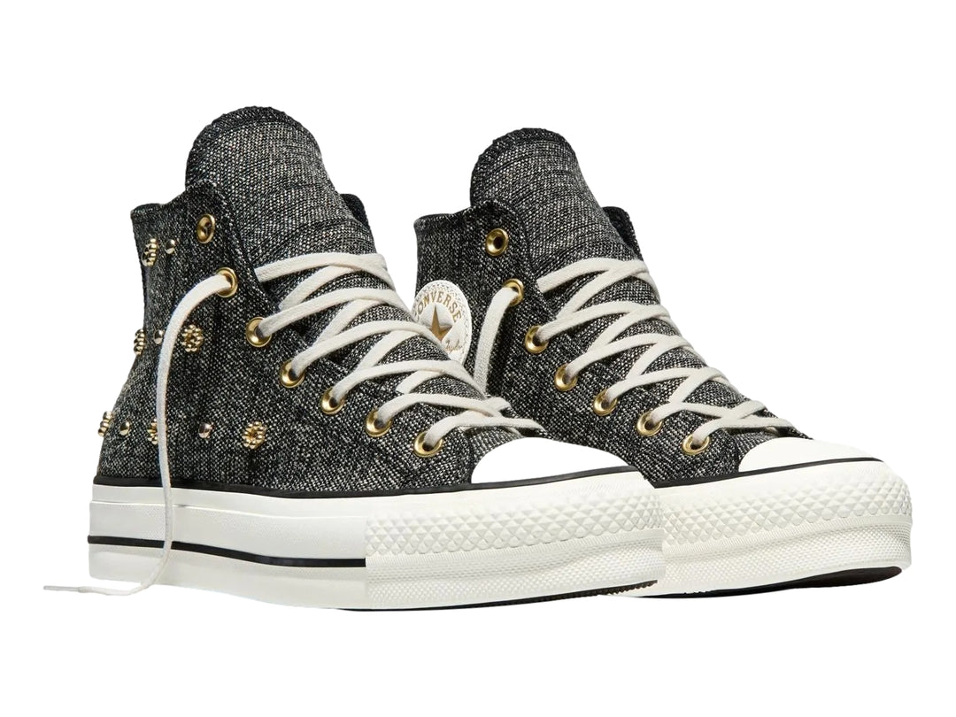 Tenis Converse de bota color negro texturizado con suela de plataforma blanca y agujetas blancas.