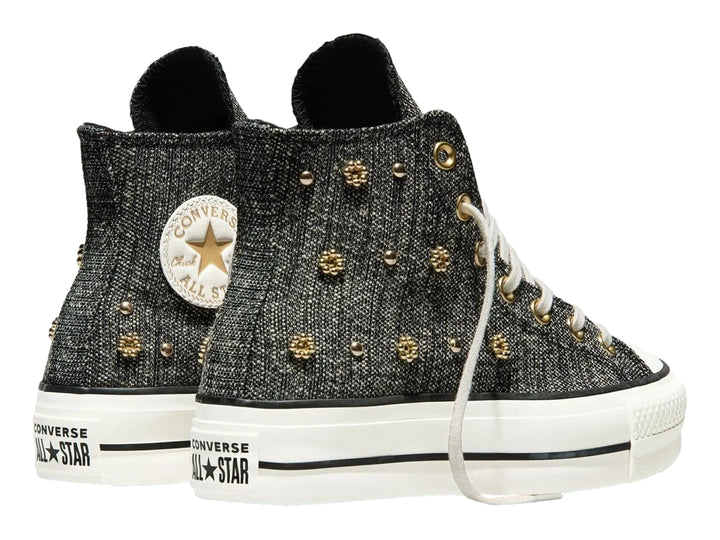Tenis Converse de bota color negro texturizado con suela de plataforma blanca y agujetas blancas.