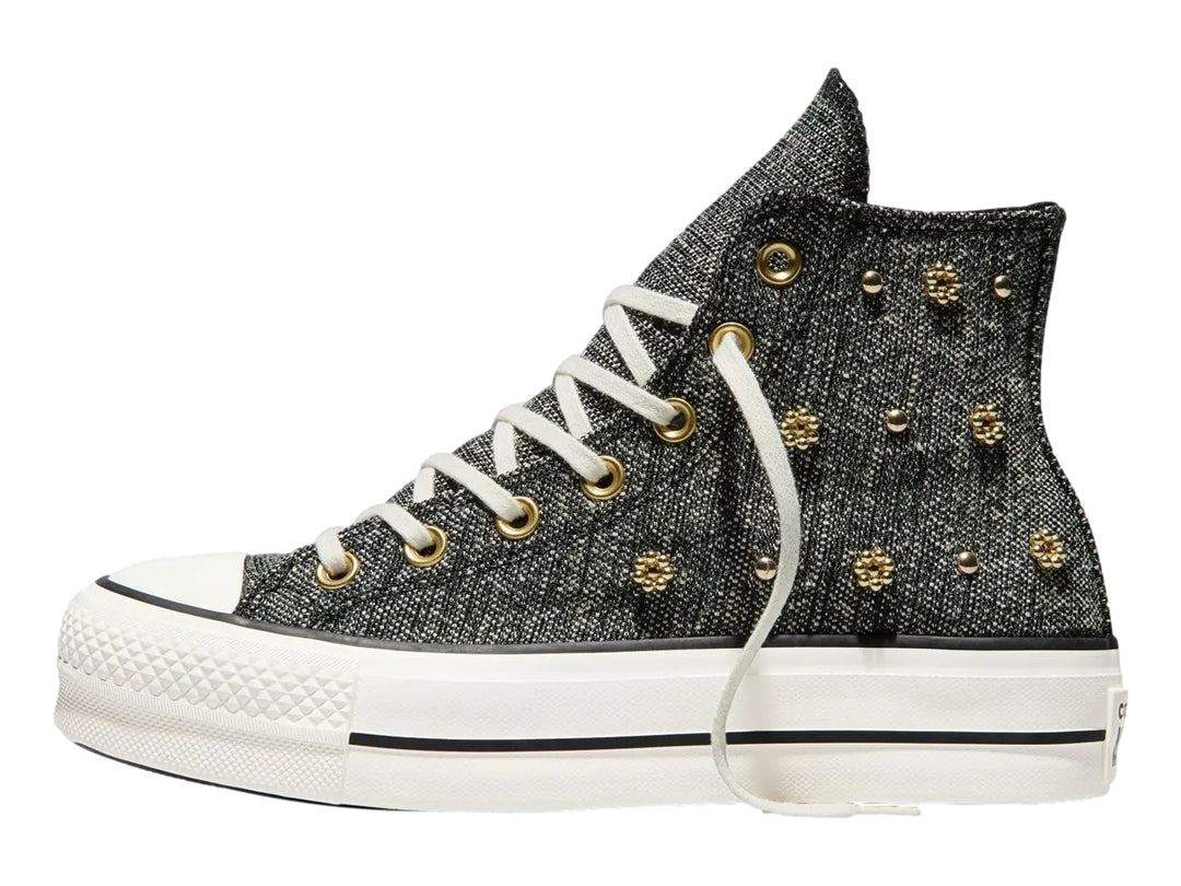 Tenis Converse de bota color negro texturizado con suela de plataforma blanca y agujetas blancas.