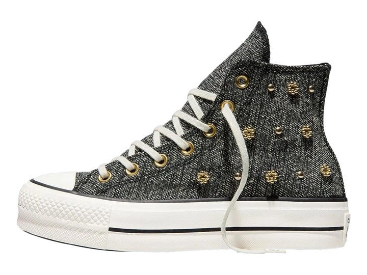 Tenis Converse de bota color negro texturizado con suela de plataforma blanca y agujetas blancas.