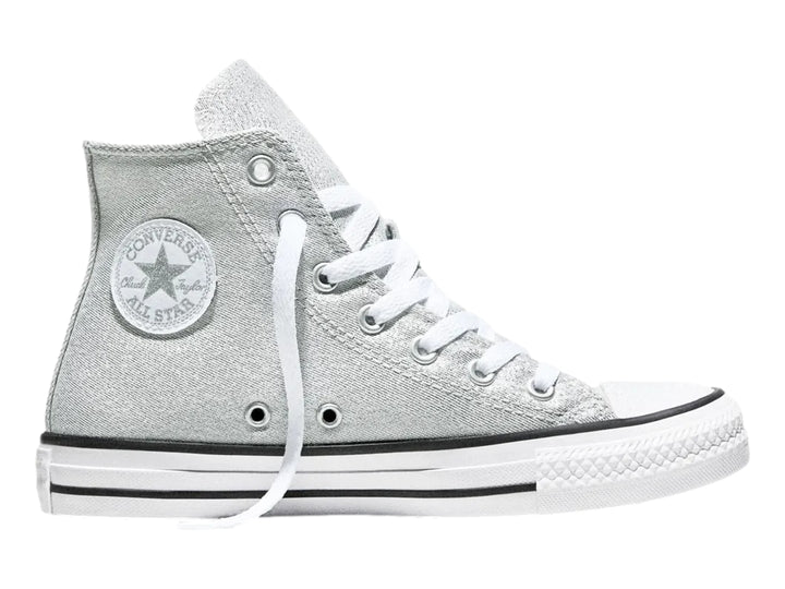 Tenis Converse Chuck Taylor All Star de bota color gris brillante con suela blanca y cordones blancos.