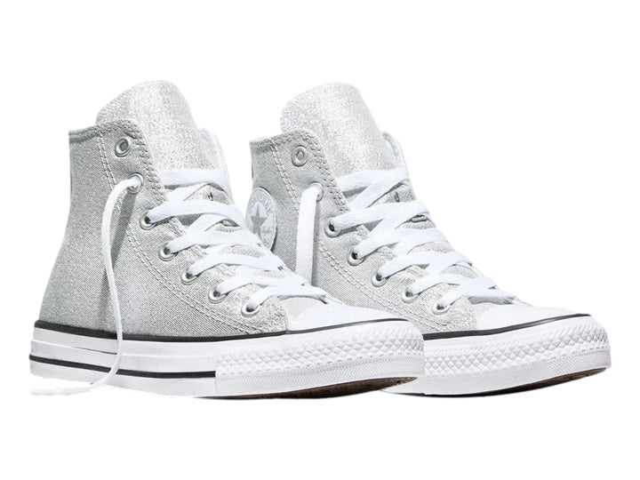 Tenis Converse Chuck Taylor All Star de bota color gris brillante con suela blanca y cordones blancos.