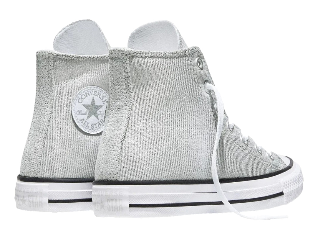 Tenis Converse Chuck Taylor All Star de bota color gris brillante con suela blanca y cordones blancos.