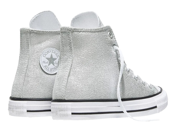 Tenis Converse Chuck Taylor All Star de bota color gris brillante con suela blanca y cordones blancos.
