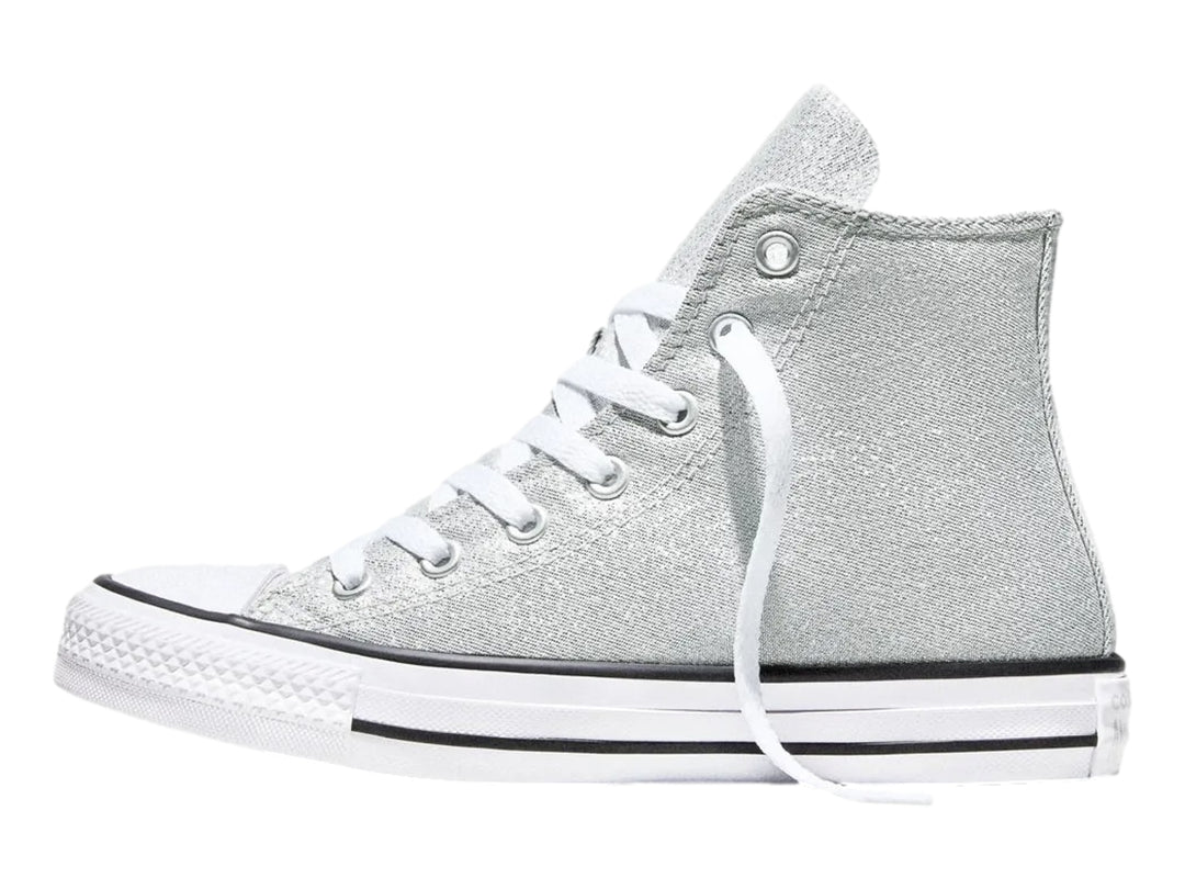 Tenis Converse Chuck Taylor All Star de bota color gris brillante con suela blanca y cordones blancos.