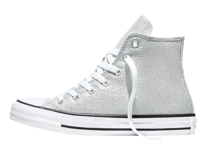 Tenis Converse Chuck Taylor All Star de bota color gris brillante con suela blanca y cordones blancos.