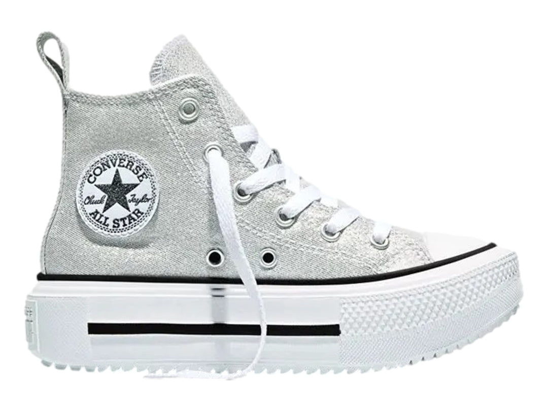 Tenis Converse de bota color gris brillante con plataforma blanca y detalles en negro para niña.