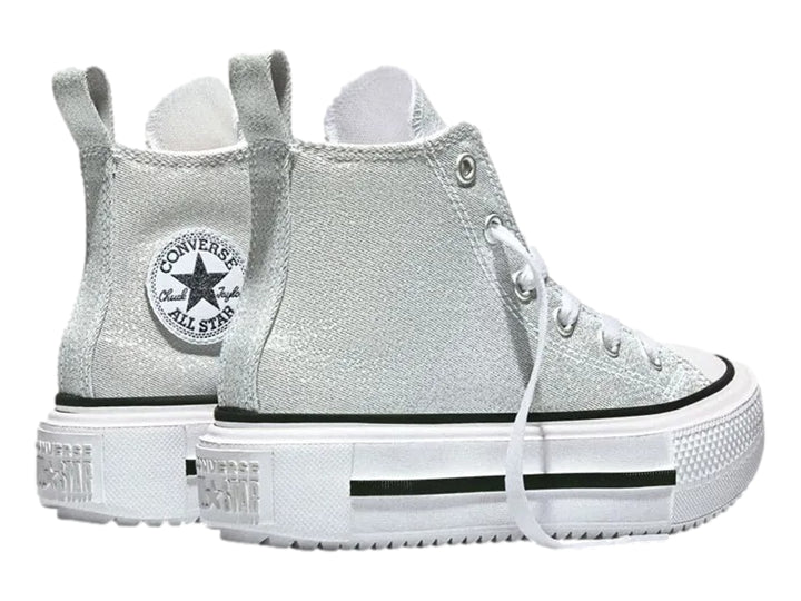 Tenis Converse de bota color gris brillante con plataforma blanca y detalles en negro para niña.