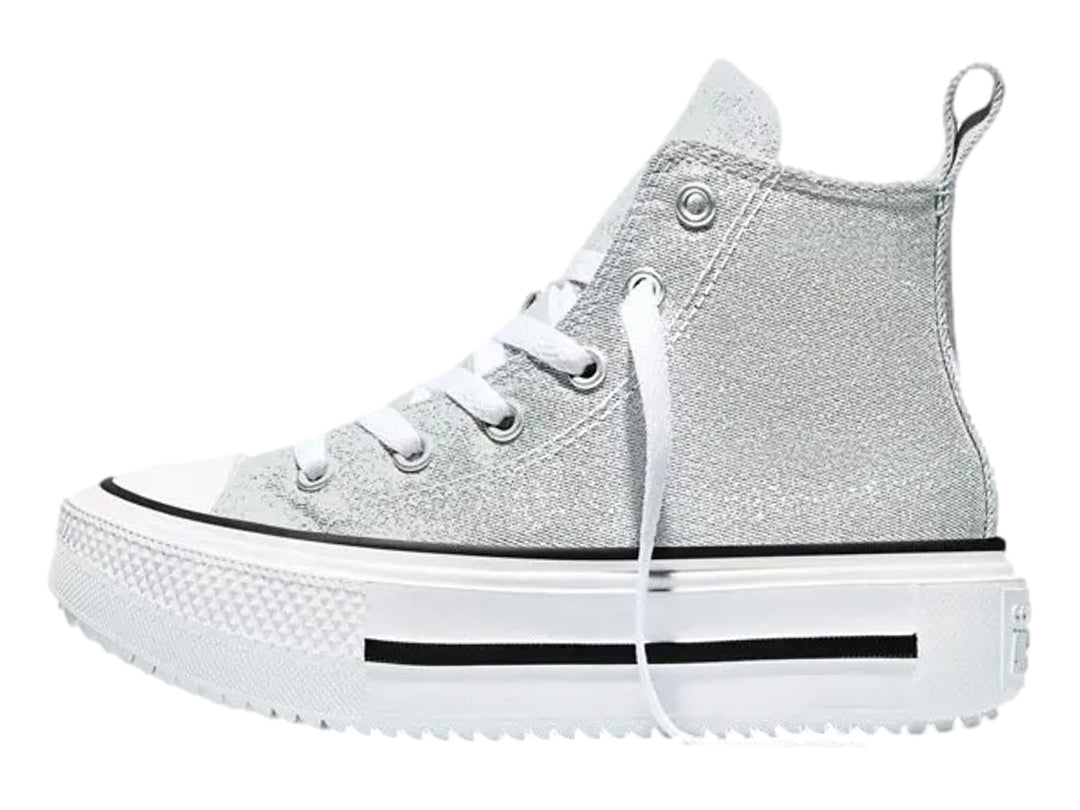 Tenis Converse de bota color gris brillante con plataforma blanca y detalles en negro para niña.