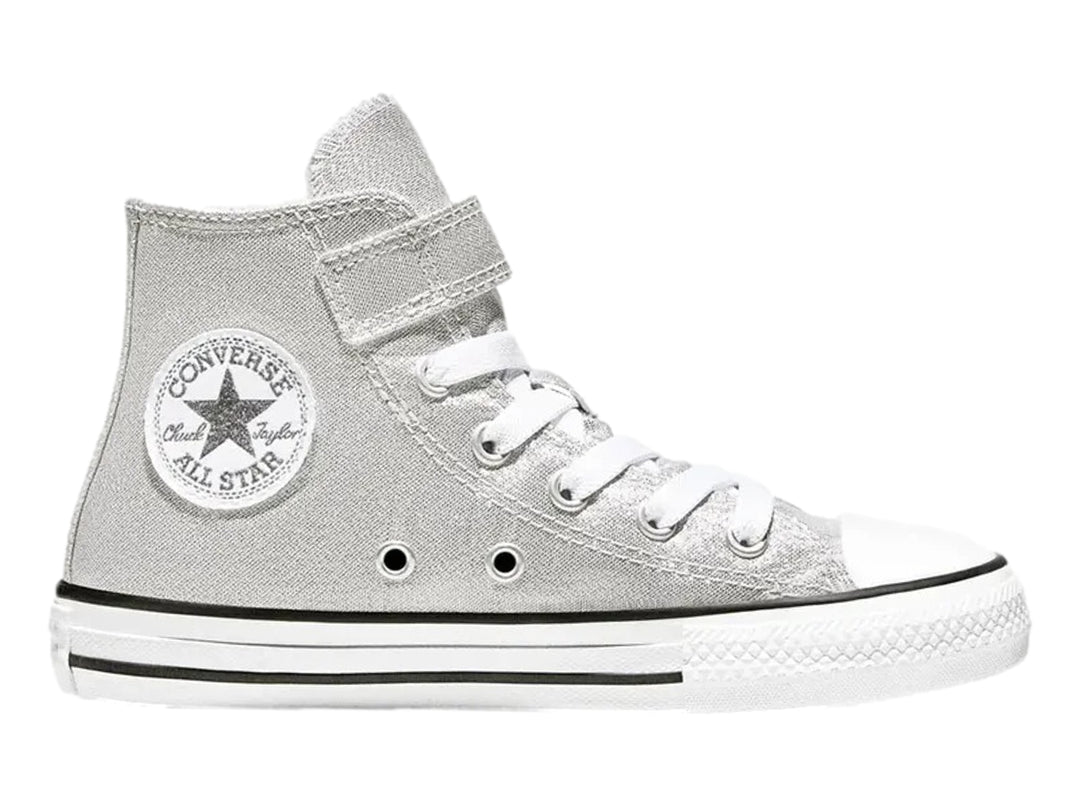 Tenis Converse botín color gris brillante con suela blanca y detalles en negro para niña.