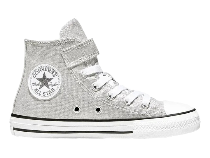 Tenis Converse botín color gris brillante con suela blanca y detalles en negro para niña.