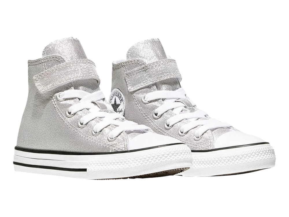 Tenis Converse botín color gris brillante con suela blanca y detalles en negro para niña.