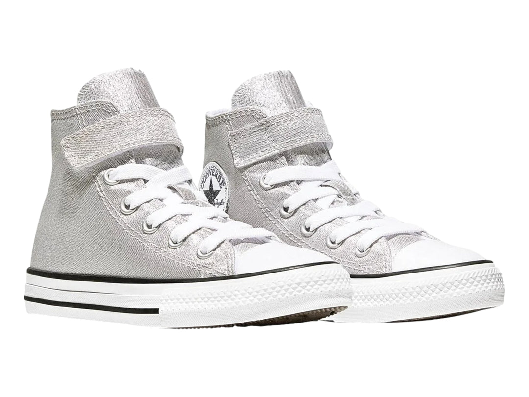 Tenis Converse botín color gris brillante con suela blanca y detalles en negro para niña.