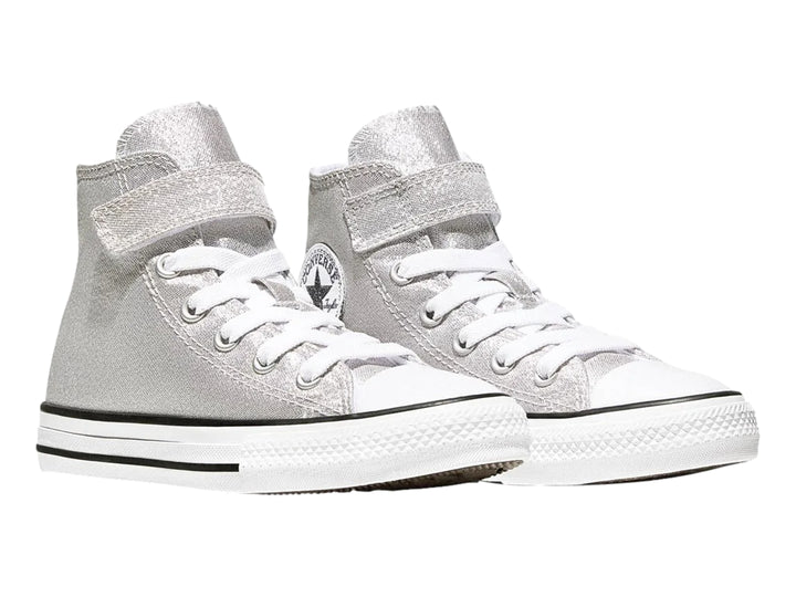 Tenis Converse botín color gris brillante con suela blanca y detalles en negro para niña.