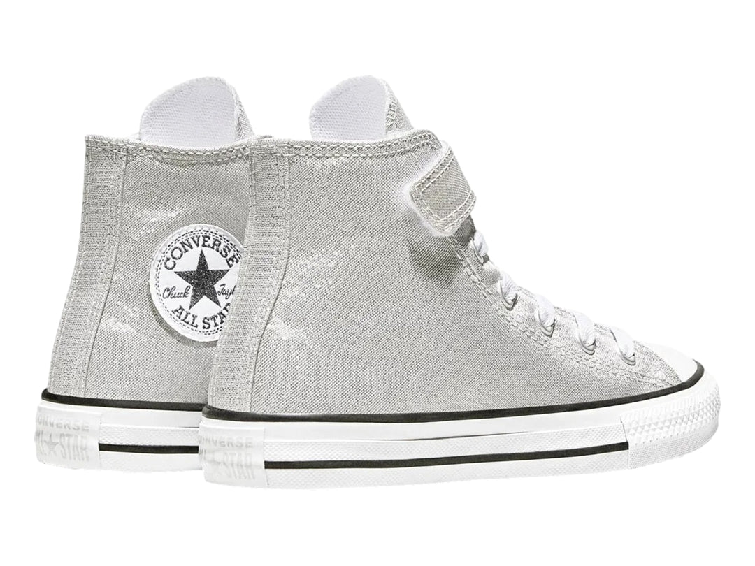 Tenis Converse botín color gris brillante con suela blanca y detalles en negro para niña.
