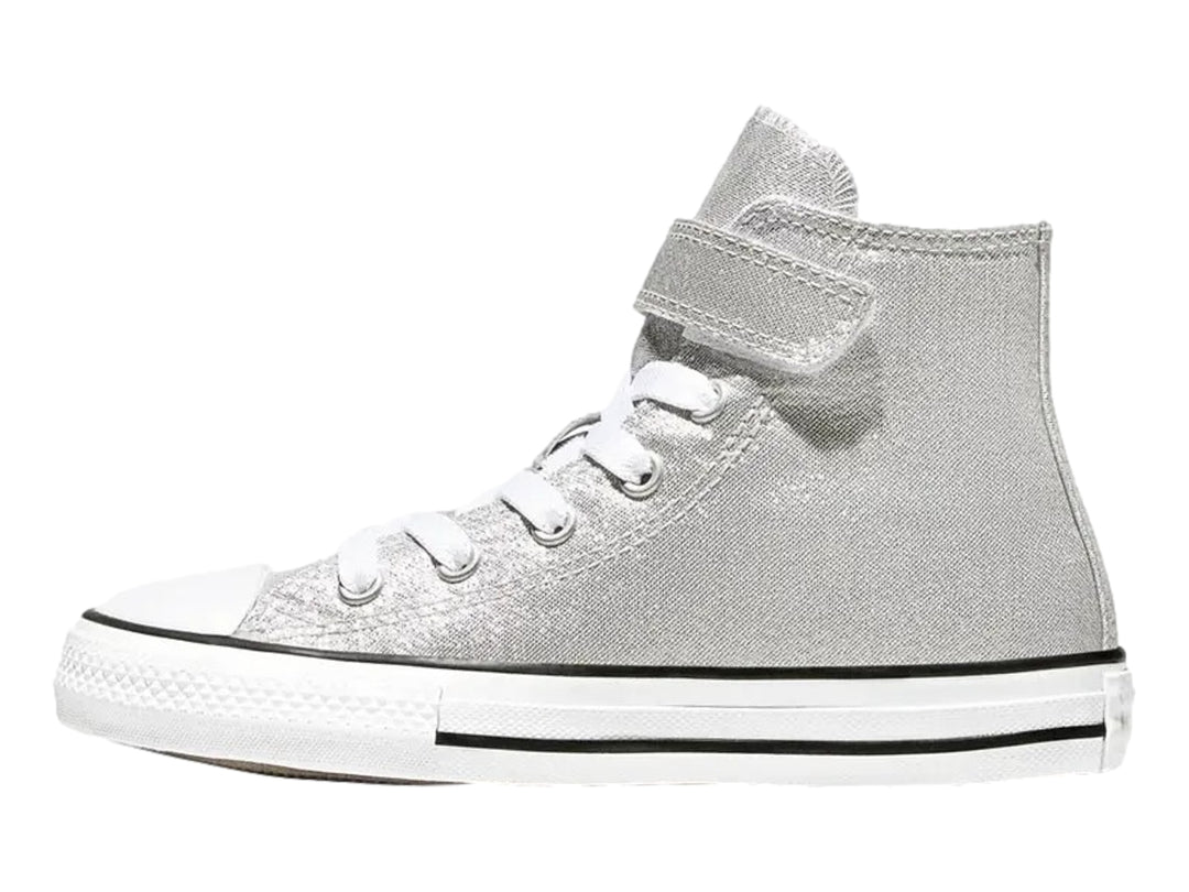 Tenis Converse botín color gris brillante con suela blanca y detalles en negro para niña.