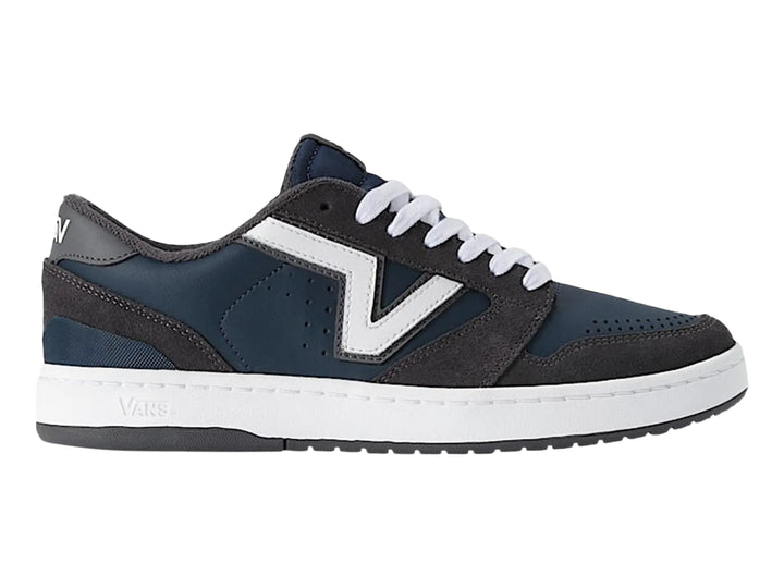 Tenis Vans Lowland 2.0 color azul oscuro con suela blanca y detalles en gamuza.