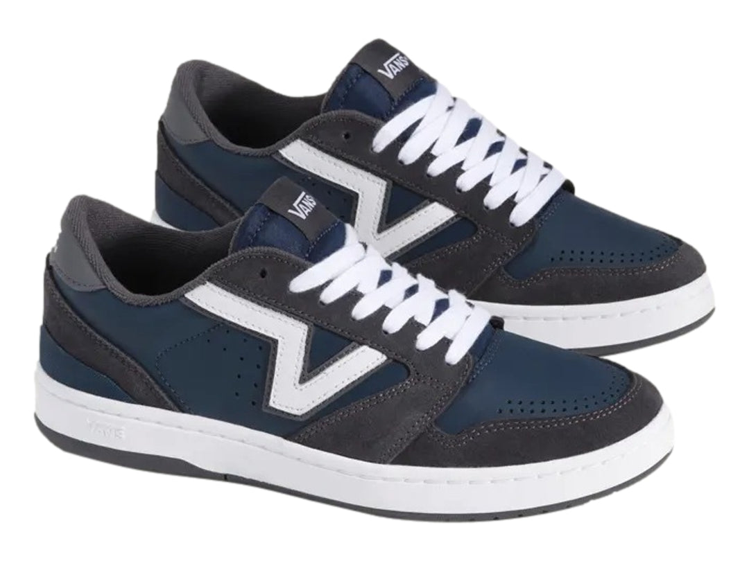 Tenis Vans Lowland 2.0 color azul oscuro con suela blanca y detalles en gamuza.