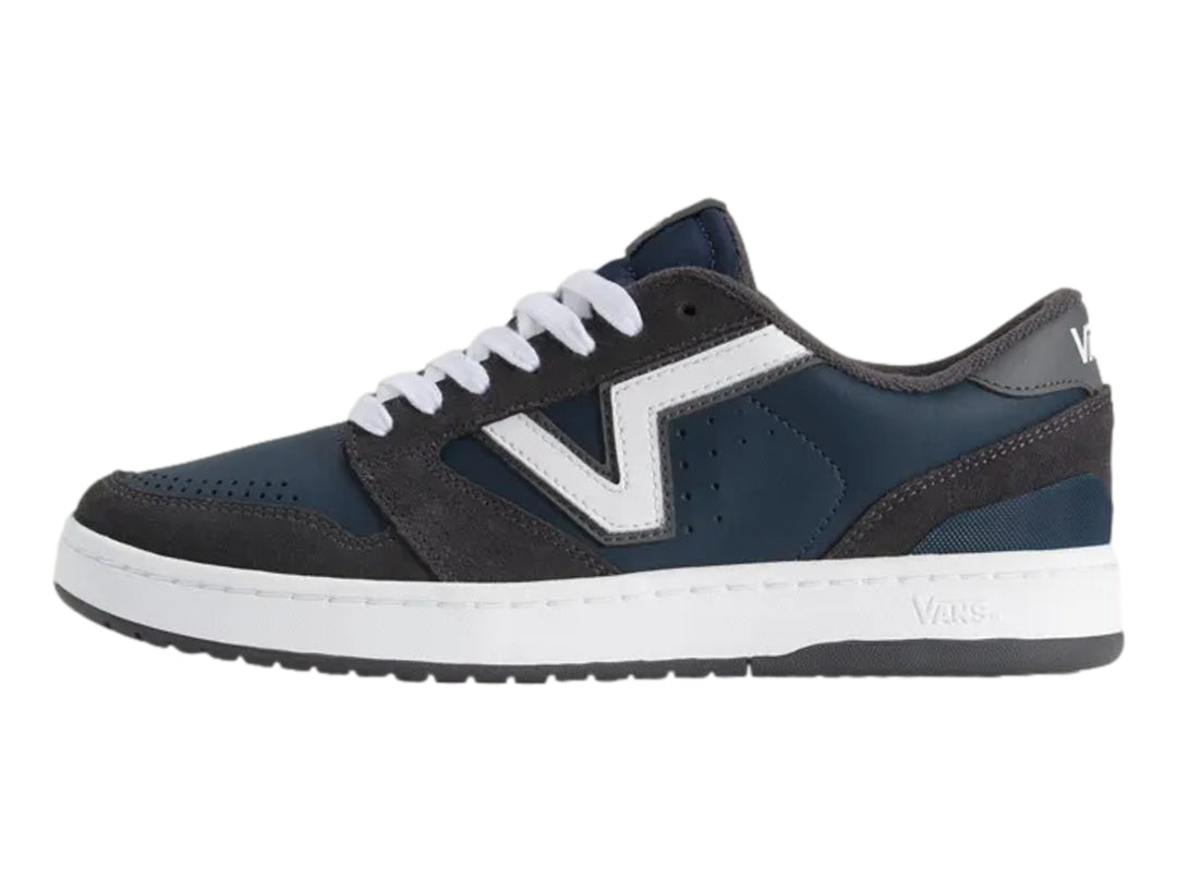Tenis Vans Lowland 2.0 color azul oscuro con suela blanca y detalles en gamuza.