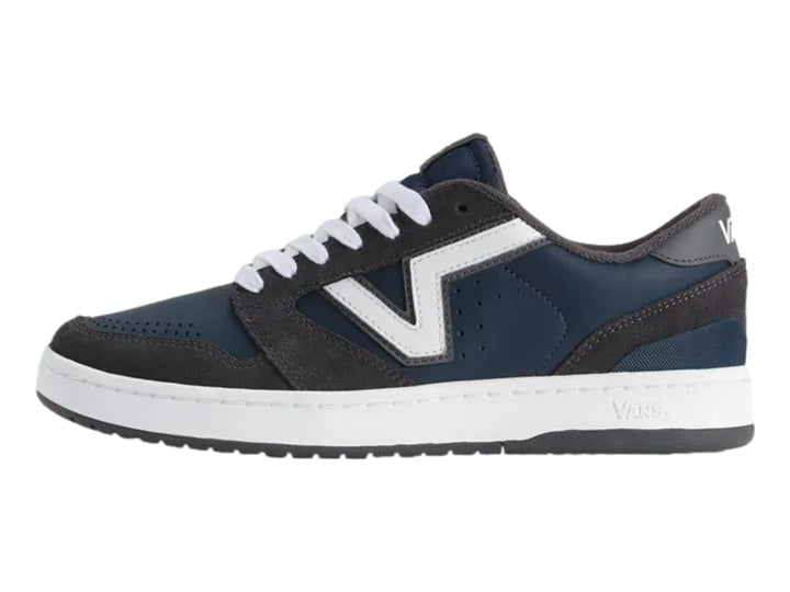 Tenis Vans Lowland 2.0 color azul oscuro con suela blanca y detalles en gamuza.