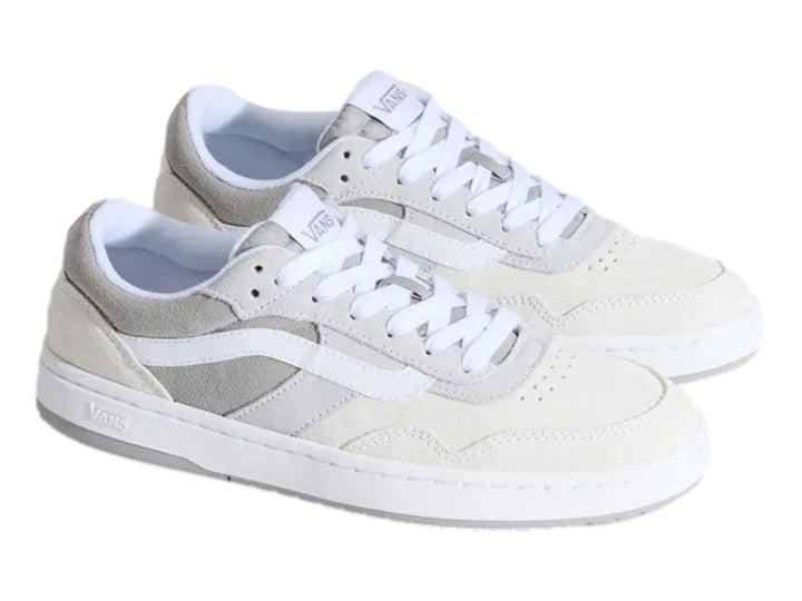 Tenis Vans Cruze 3.0 en color gris claro y blanco, diseño de corte bajo con cordones blancos.