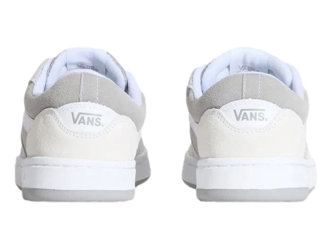 Tenis Vans Cruze 3.0 en color gris claro y blanco, diseño de corte bajo con cordones blancos.