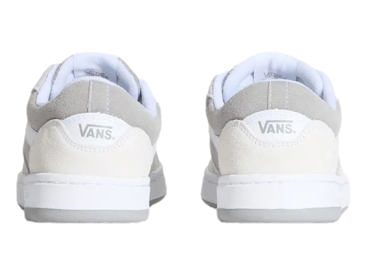 Tenis Vans Cruze 3.0 en color gris claro y blanco, diseño de corte bajo con cordones blancos.