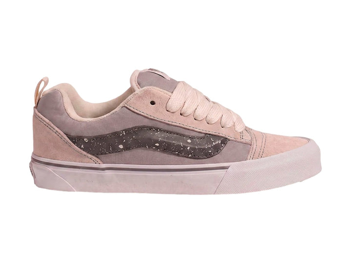 Tenis Vans Knu Skool en colores blanco hueso y gris con la clásica franja lateral en gris oscuro.