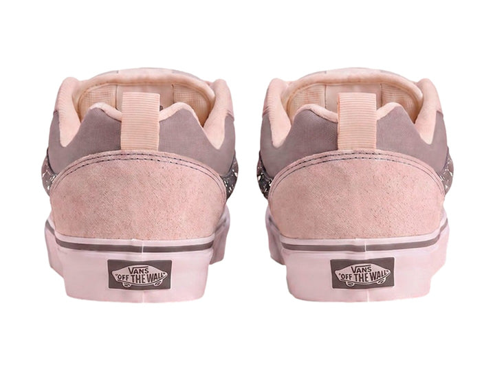 Tenis Vans Knu Skool en colores blanco hueso y gris con la clásica franja lateral en gris oscuro.