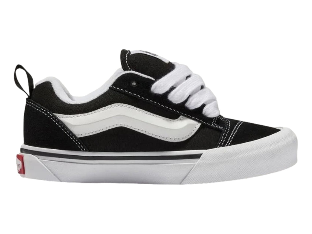 Tenis Vans Knu Skool color negro con suela y detalles en blanco, estilo urbano y robusto.