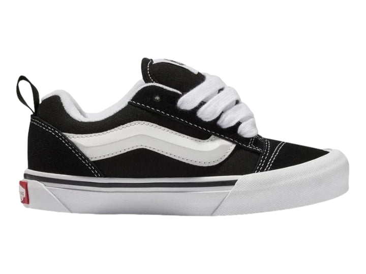 Tenis Vans Knu Skool color negro con suela y detalles en blanco, estilo urbano y robusto.